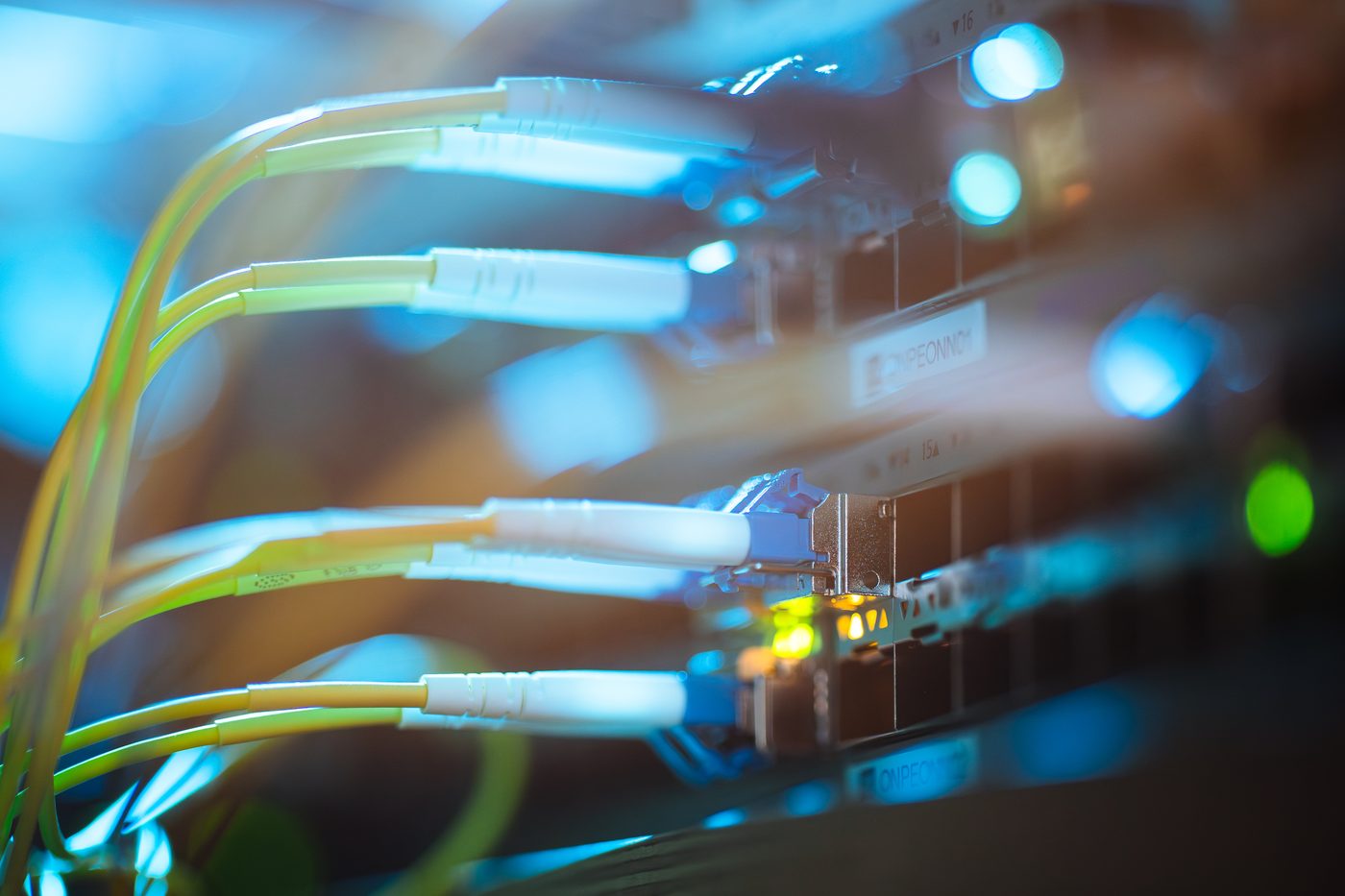 Glasfaser-Patchkabel an aktiver Netztechnik