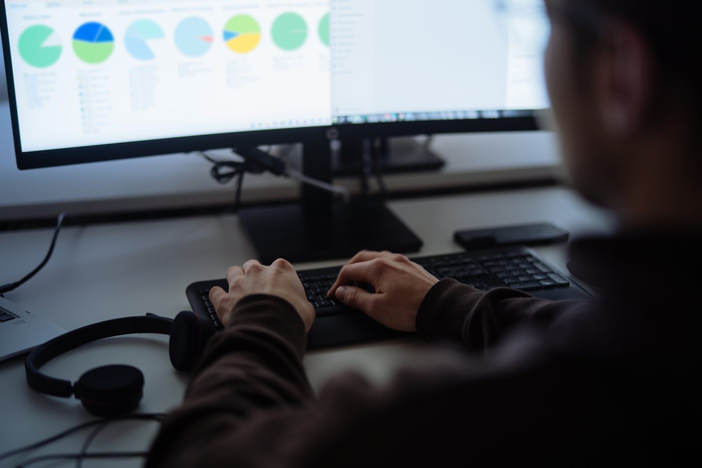 Mitarbeiter im Netzbetrieb vor Monitoren mit Auswertungen