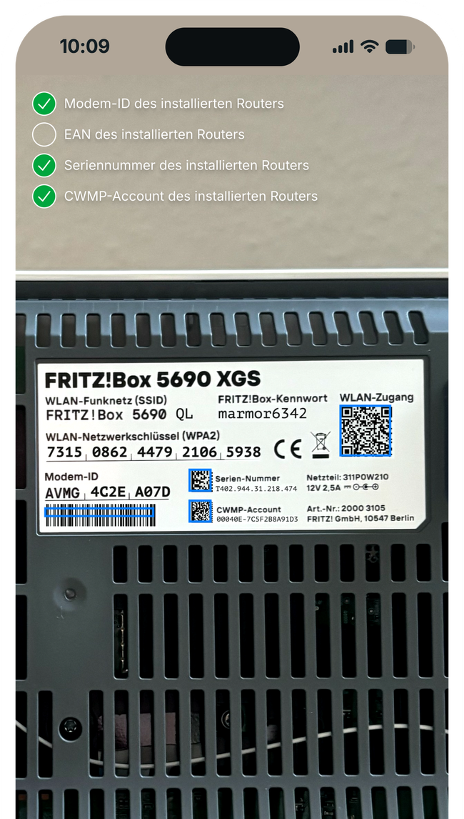 Smartphone scannt bei der Inbetriebnahme die Codes auf der Unterseite eines Routers, erkannte Codes sind abgehakt